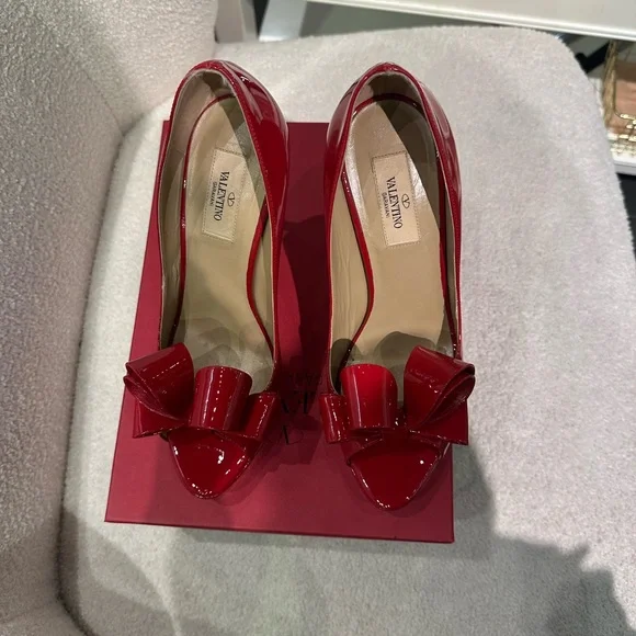 Valentino Garavani Red Stiletto Heels with Bow Detail - Picture 5 of 5
